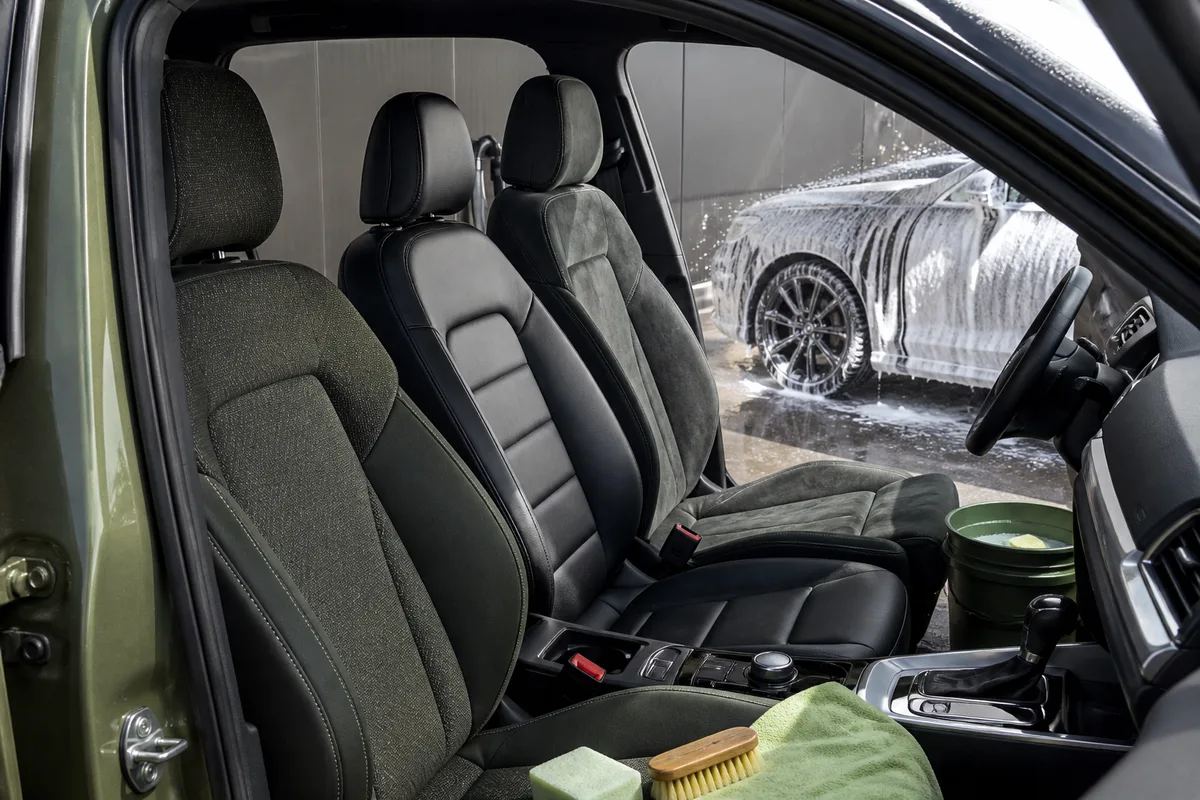 Nettoyer les sièges de sa voiture : tissu, cuir et alcantara